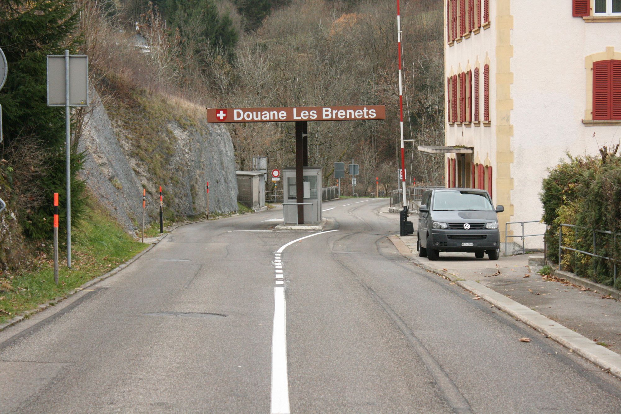 Bouchons à la douane suisse : la députée Annie Genevard veut la réouverture des "petits" postes-frontières