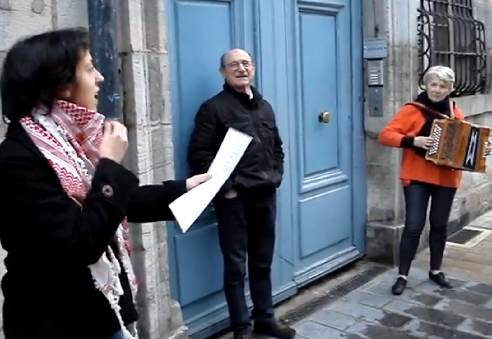 Besançon. Une jeune syrienne et une accordéoniste bisontine jouent et chantent rue des Granges