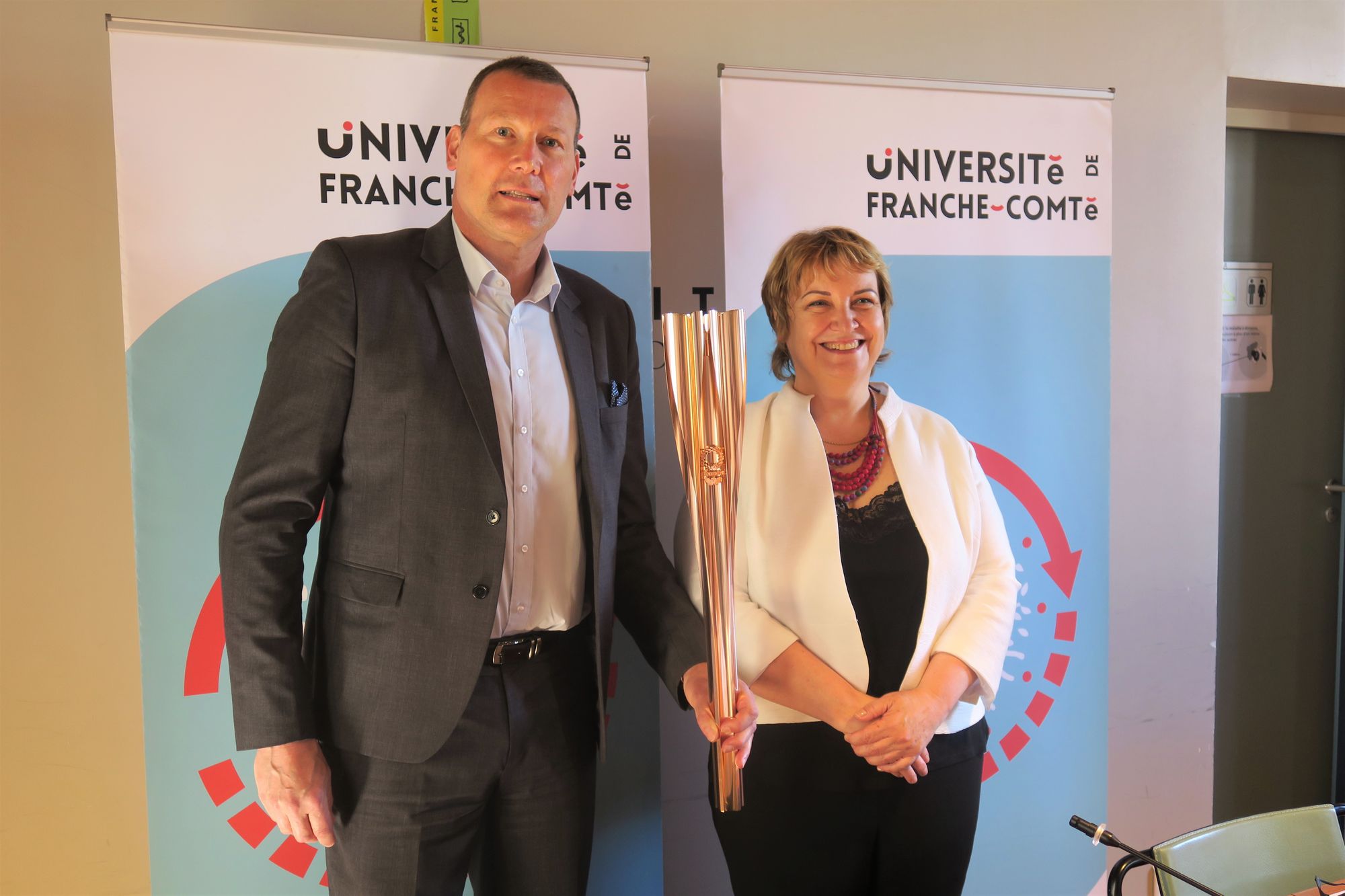 Besançon - La torche olympique à l'Université de Franche-Comté
