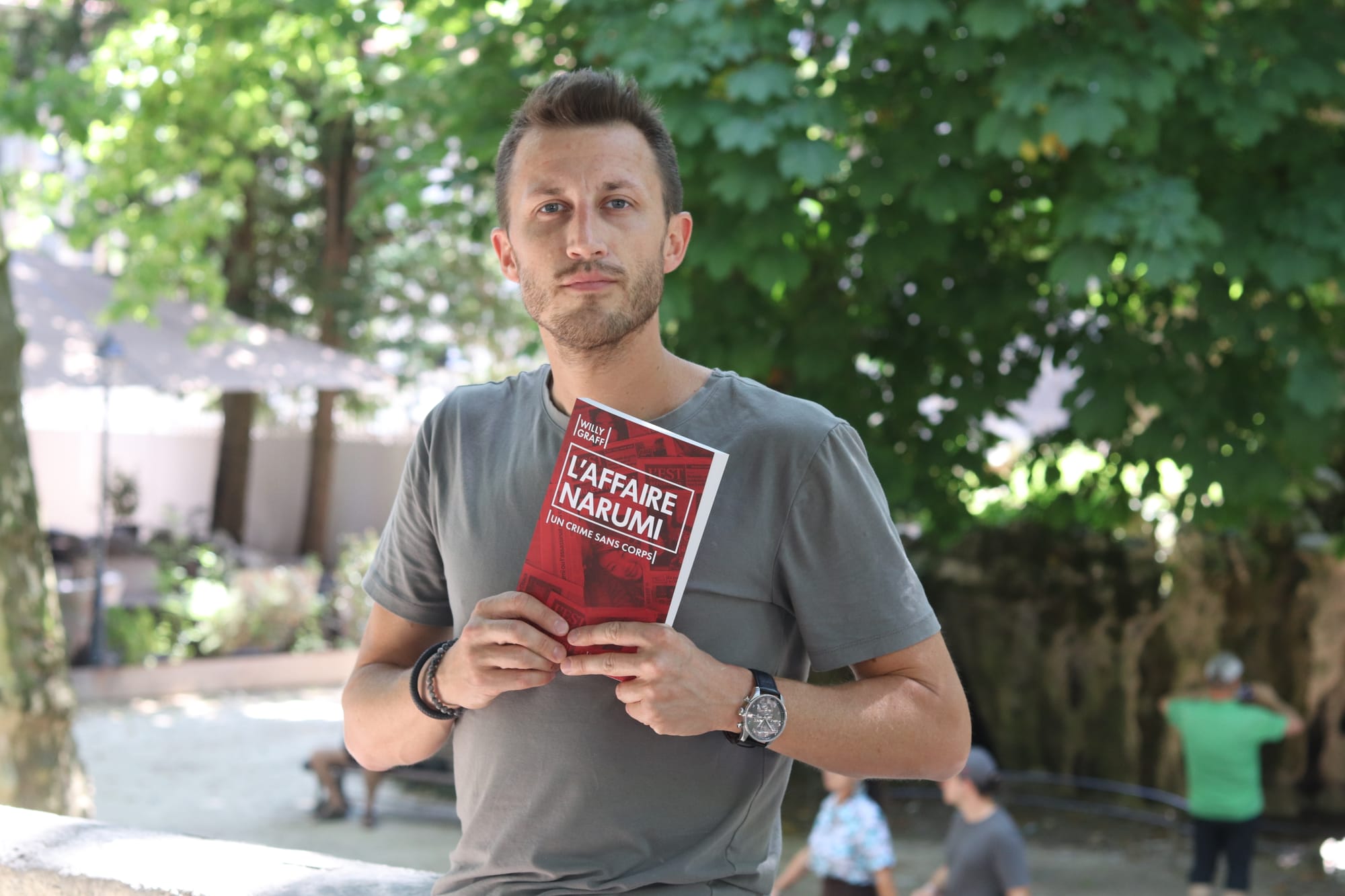 Livre - Hanté par le fantôme de Narumi, il sort un livre