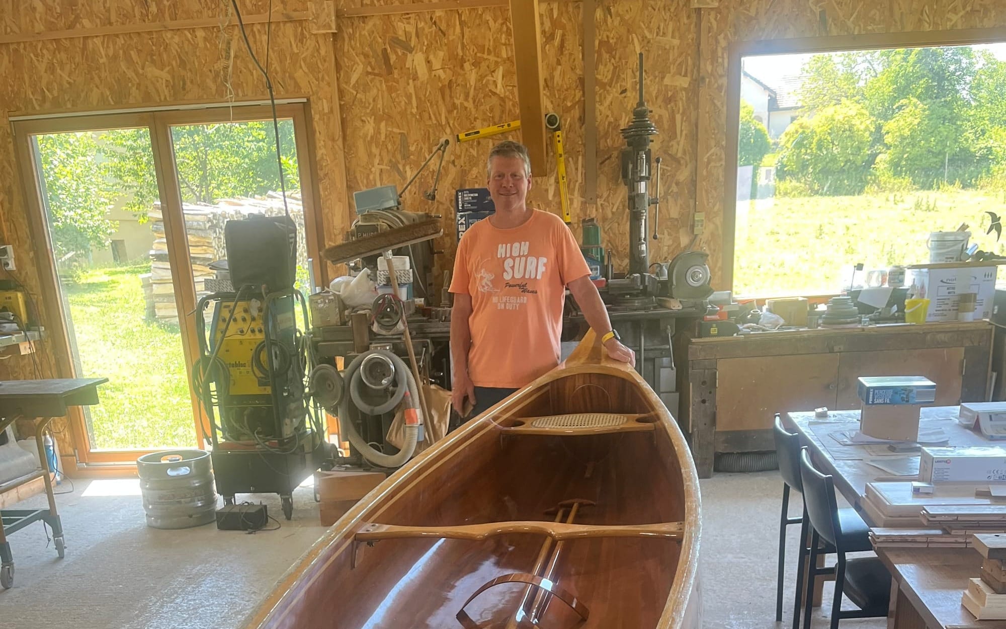 Amondans - Ils fabriquent des canoës en bois uniques